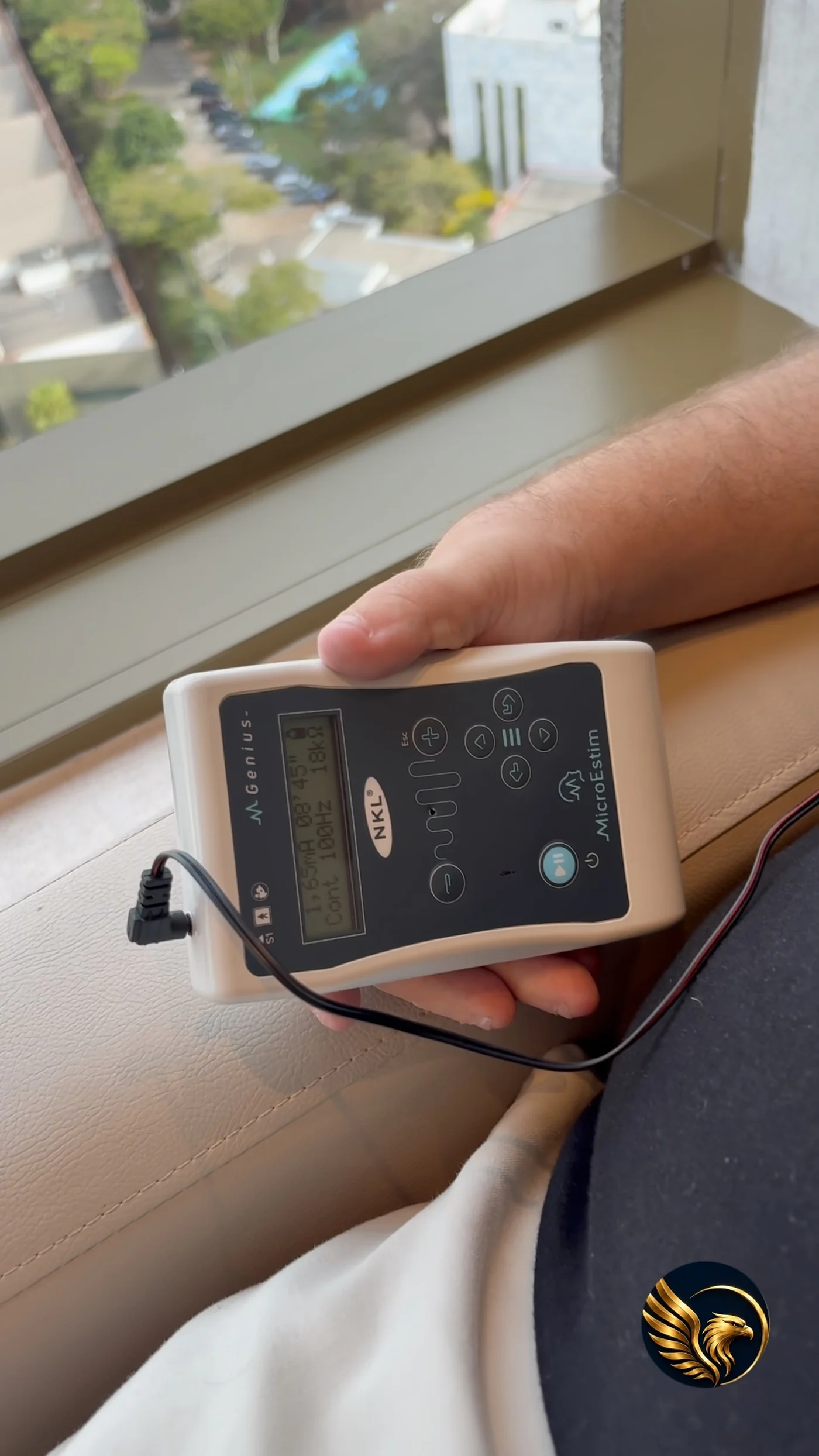 Equipamento de estimulação não invasiva em uso durante uma sessão.